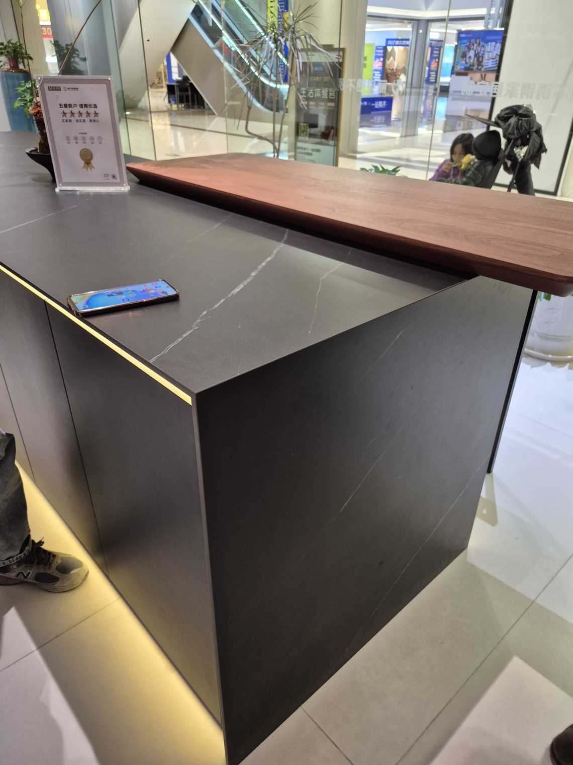 modern counter with wood accent at Macalline