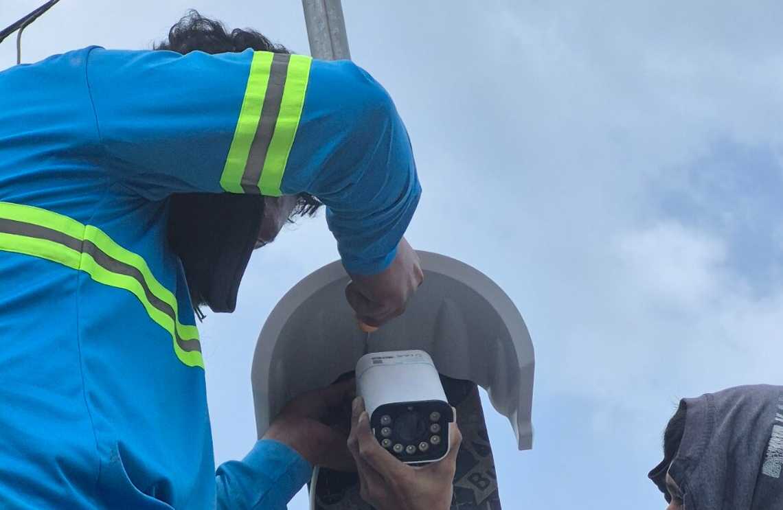 Installing the Reolink RLC-811A camera and weather hood at the construction site